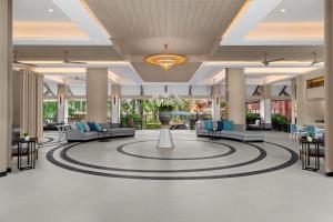 een lobby met banken en stoelen en een grote kamer bij Courtyard by Marriott Phuket, Patong Beach Resort in Patong Beach