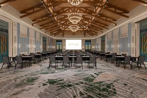 une grande chambre avec des tables et des chaises et un écran de projection dans l'établissement Courtyard by Marriott Phuket, Patong Beach Resort, à Patong Beach