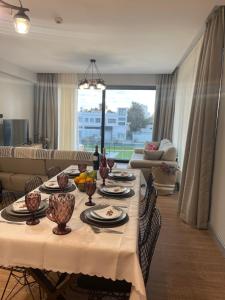 una sala de estar con una mesa y un sofá en Bella Mare Residence Luxury Apartment, en Famagusta