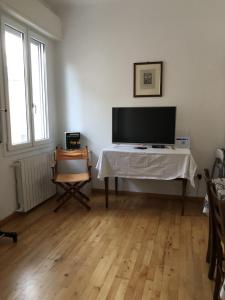 a living room with a table and a television at la pigna bizantina in Ravenna