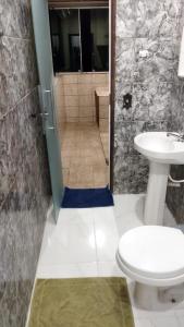 een badkamer met een toilet en een wastafel bij Hospedagem do Marcão in Belo Horizonte
