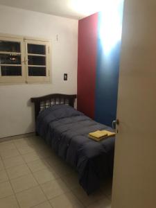 En eller flere senge i et værelse på Departamento en Río Ceballos