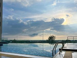 una gran piscina con un banco en un edificio en Modern Muji Home Retreat near Taiping Lake Garden with Free Netflix, en Taiping