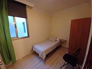 Postel nebo postele na pokoji v ubytování ÁTICOS BELLA LUCÍA