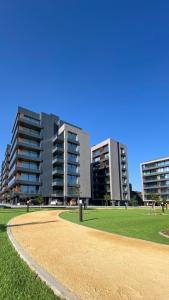 un parque con dos edificios altos en el fondo en Bella Mare Residence Luxury Apartment, en Famagusta