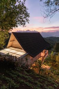 una casa con un tetto nero in cima a una collina di Garden Terrace Bali a Gobleg