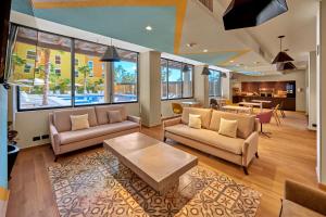 Posezení v ubytování City Express Plus by Marriott Cabo San Lucas