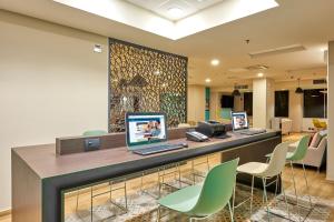 TV a/nebo společenská místnost v ubytování City Express Plus by Marriott Cabo San Lucas