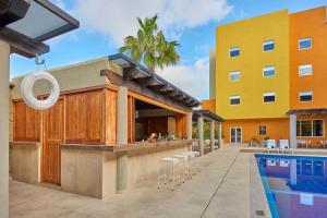 Bazén v ubytování City Express Plus by Marriott Cabo San Lucas nebo v jeho okolí