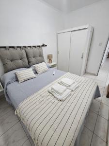 un grand lit avec deux serviettes dessus dans l'établissement Departamento zona residencial 2 Posadas Misiones, à Villa Dolores