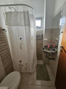 une salle de bain avec toilettes et rideau de douche dans l'établissement Departamento zona residencial 2 Posadas Misiones, à Villa Dolores