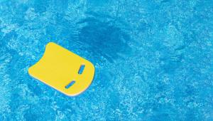 a yellow paddle in a pool of blue water at Gateway Hotel & Convention Center Grand Blanc Flint Airport Michigan in Flint