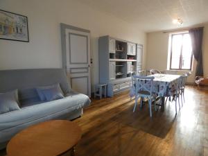 a living room with a couch and a table at Gîte 5 pers avec jardin clos et barbecue, nature et détente à Les Ressuintes, proche La Ferté-Vidame - FR-1-581-37 in Les Ressuintes
