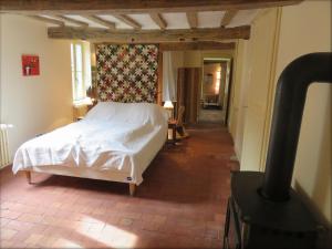 ein Schlafzimmer mit einem weißen Bett und einem Flur in der Unterkunft Gîte Montmirail, 3 pièces, 4 personnes - FR-1-410-211 in Montmirail