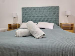 uma cama com duas toalhas enroladas em cima em Veronica mini home 1 em Verónica