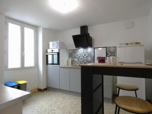 A kitchen or kitchenette at Gîte Châteaudun, 3 pièces, 4 personnes - FR-1-581-115