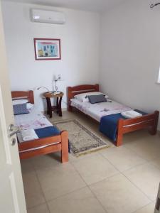 sypialnia z 2 łóżkami i stołem z lampką w obiekcie Seaside holiday house Cove Tri luke, Korcula - 22092 w mieście Vela Luka