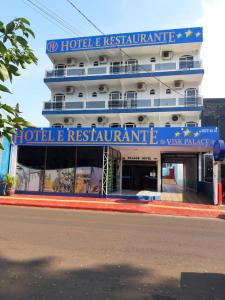 a large hotel with a hotel restaurant on the side of a building at Visk Palace Hotel e Restaurante in Foz do Iguaçu