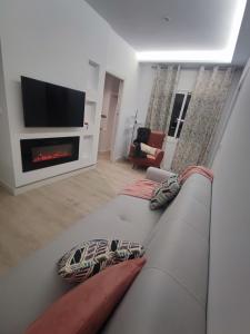 sala de estar con sofá y chimenea en Apartamento Figueres Plaza Cataluña, en Figueres