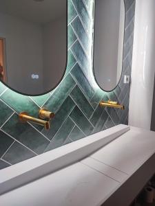 un bagno con due specchi e un bancone bianco di Apartamento Figueres Plaza Cataluña a Figueres