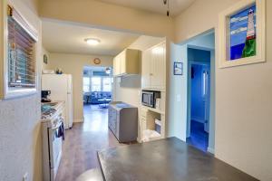 - une cuisine avec un comptoir dans une pièce dans l'établissement Steps to Beach and Bites Catalina Island Retreat!, à Avalon