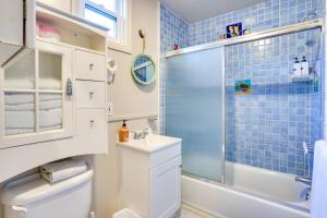 une salle de bain avec une douche, des toilettes et un lavabo dans l'établissement Steps to Beach and Bites Catalina Island Retreat!, à Avalon 20 autres photos