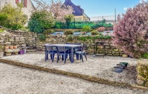 Κήπος έξω από το 2 Bedroom Amazing Home In Ploudalmézeau
