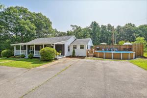 una casa con piscina en la entrada en Peaceful White Bluff Vacation Rental with Pool!, en White Bluff