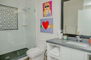 Bilik mandi di The Hive 301 King Suite