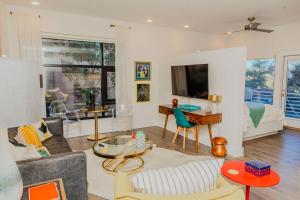 ein Wohnzimmer mit einem Sofa und einem Tisch in der Unterkunft The Hive Adjacent 1st Floor 101 pet 102 balcony Pet in Wilmington