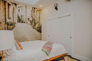een slaapkamer met een bed en een straat bij The Hive 206 Sweeter in Wilmington