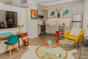 cocina y sala de estar con mesa y sillas en The Hive 102 King W- Balcony Pet Friendly en Wilmington