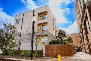 un edificio blanco con una luz de la calle delante de él en The Hive 102 King W- Balcony Pet Friendly, en Wilmington