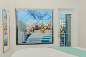1 dormitorio con ventana y vistas a un edificio en The Hive 102 King W- Balcony Pet Friendly en Wilmington