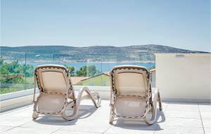 2 sillas sentadas en un balcón con vistas en Villa Jimmy, en Zadar