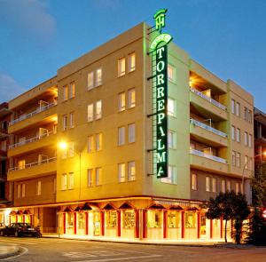 een gebouw met een bord aan de zijkant bij Hotel Torrepalma in Alcalá la Real