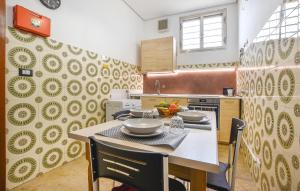 una cocina con una mesa con platos. en Pet Friendly Apartment In Chiaramonte Gulfi With Wifi en Chiaramonte Gulfi