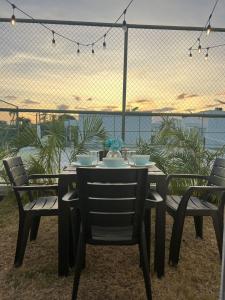 uma mesa e cadeiras com vista para o oceano em Beach-Style Pool Villa Paradise em Río Hato