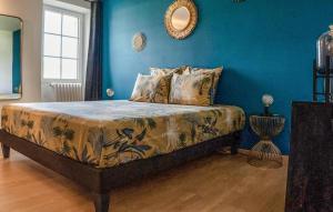 um quarto com uma cama com uma parede azul em Beautiful Home In Les Mes With Outdoor Swimming Pool em Les Mées