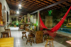 un restaurante con mesa, sillas y piscina en Pousada Vila Bella en Ponta do Anel