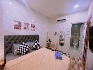- une petite chambre avec un lit et une salle de bains dans l'établissement MIS HOSTEL Cần Thơ, à Cần Thơ