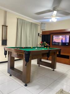 uma mesa de bilhar com bolas em cima numa sala em Casa com piscina cabo frio em Cabo Frio