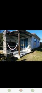 een huis met een veranda met een touw ervoor bij Apartamento 2 casa D'Furia in Colonia del Sacramento