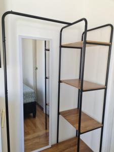 een spiegel voor een kamer met een bed bij Apartamento 2 casa D'Furia in Colonia del Sacramento