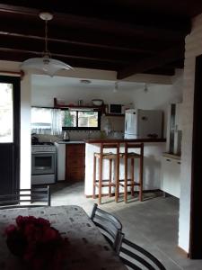 een keuken met een tafel en een fornuis bovenste oven bij PINAR DEL SOL I y II in La Paloma