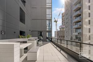 Μπαλκόνι ή βεράντα στο 2 Bedroom Apartment in Southbanks Stature Building