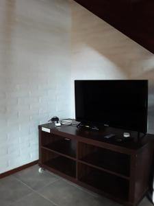 een flatscreen-tv bovenop een entertainmentcentrum bij PINAR DEL SOL I y II in La Paloma