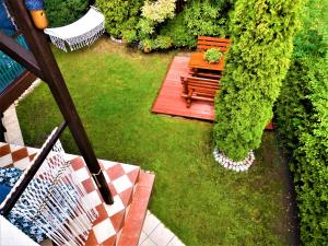 an overhead view of a bench in a garden at Holiday Home Kubus in Poddąbie