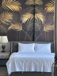 um quarto com uma cama com uma parede com folhas de ouro em 琉球鳥巢旅店 em Shang-fu-ts'un