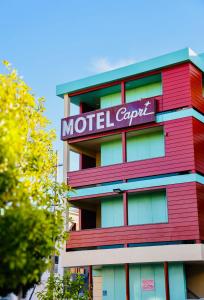 un edificio con un cartel en el costado en Motel Capri en San Francisco